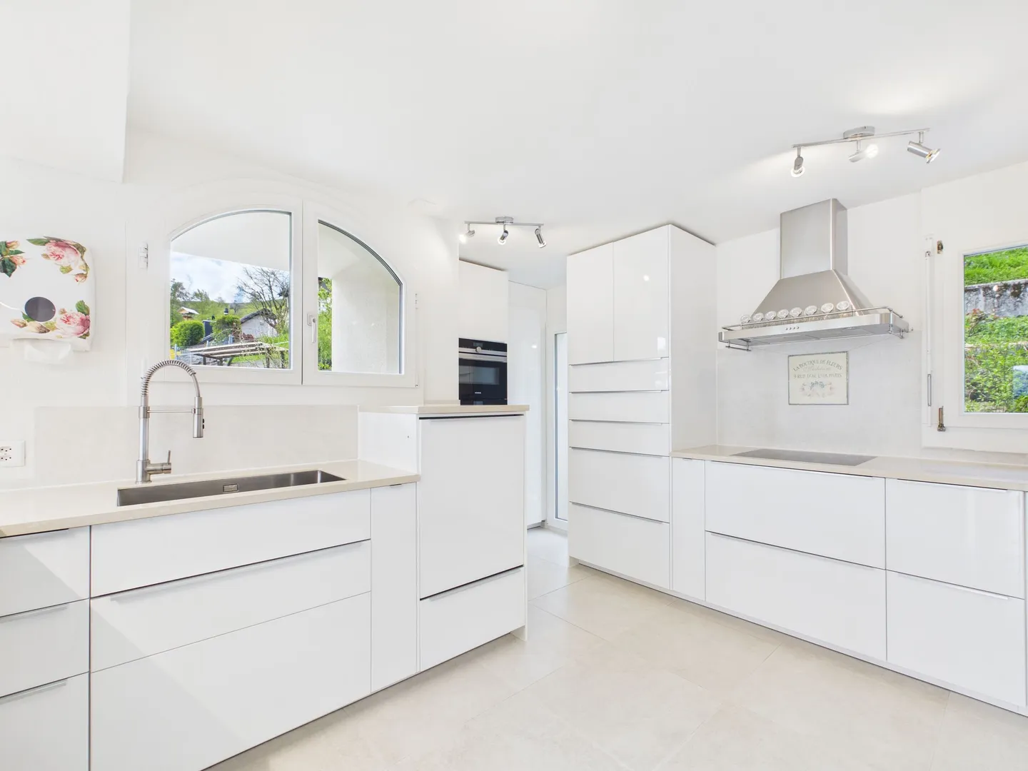 Charming Duplex with Garden Paradise - Photo 3 of 10