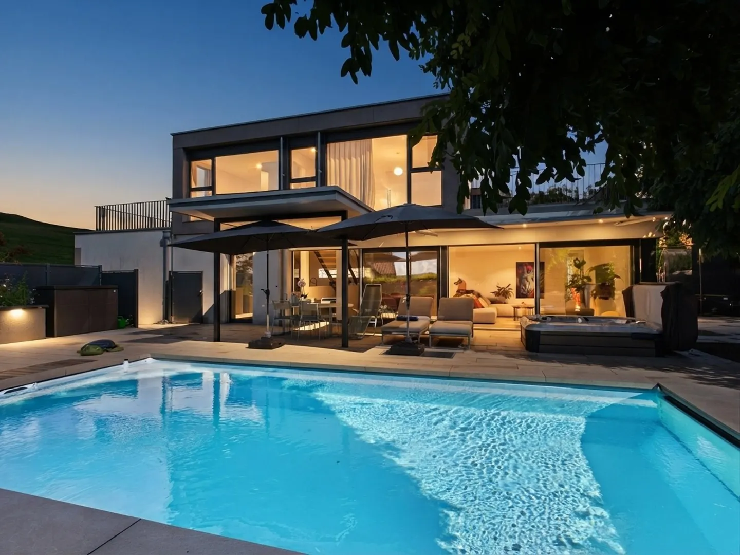 Modernes Einfamilienhaus mit Pool - Foto 2 von 12