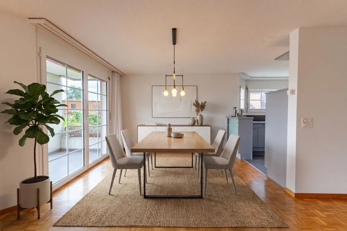 Attractive ground floor apartment with fireplace and plenty of storage space - Photo 5 of 13