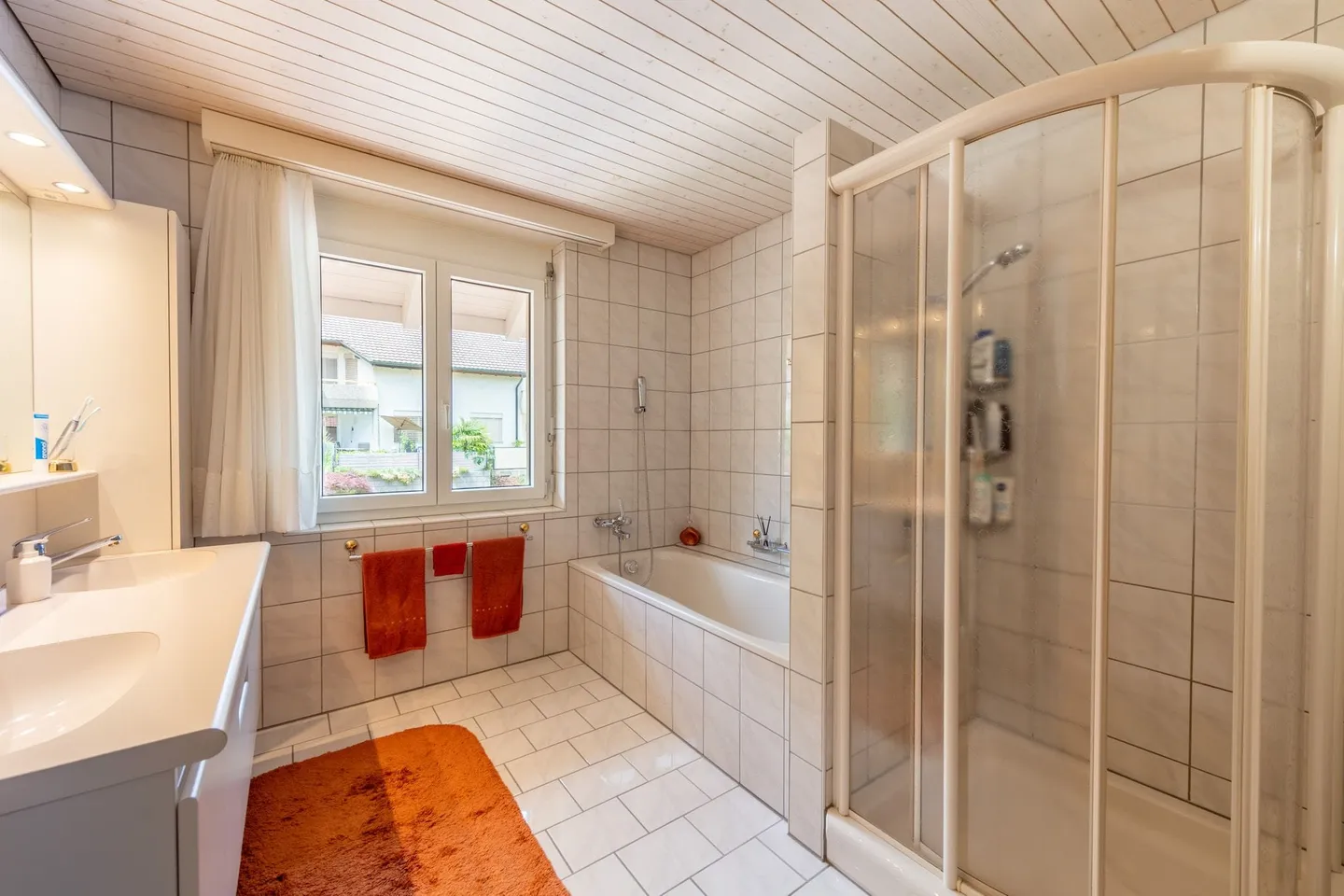 Vivre avec une vue - Maison jumelée bien entretenue avec un beau jardin - Photo 8 sur 13