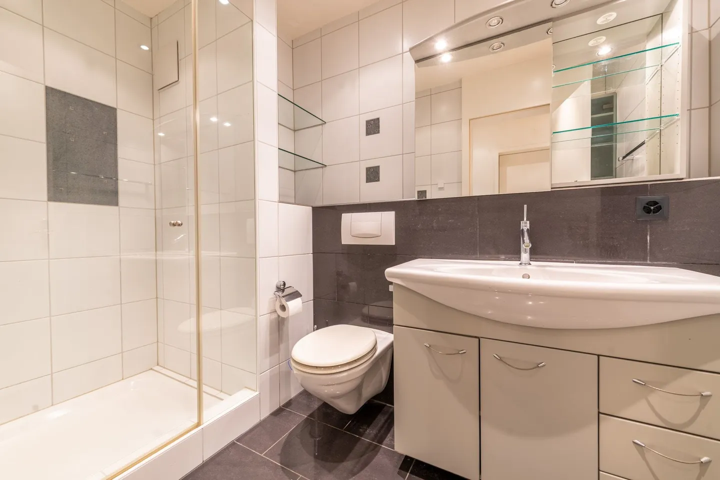 Modernes Zuhause mit Cheminée &amp; privatem Gartenanteil - Photo 9 sur 13