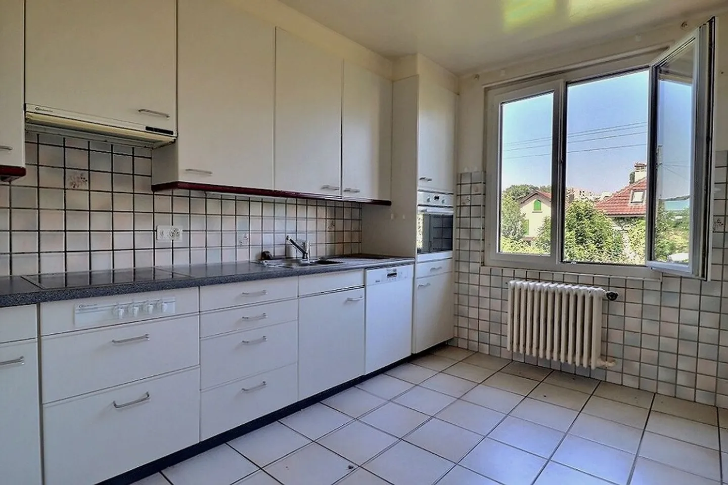 Exclusive! Opportunity not to be missed! Charming south-facing villa with a pleasant garden, in a very quiet neighborhood. - Photo 3 of 6