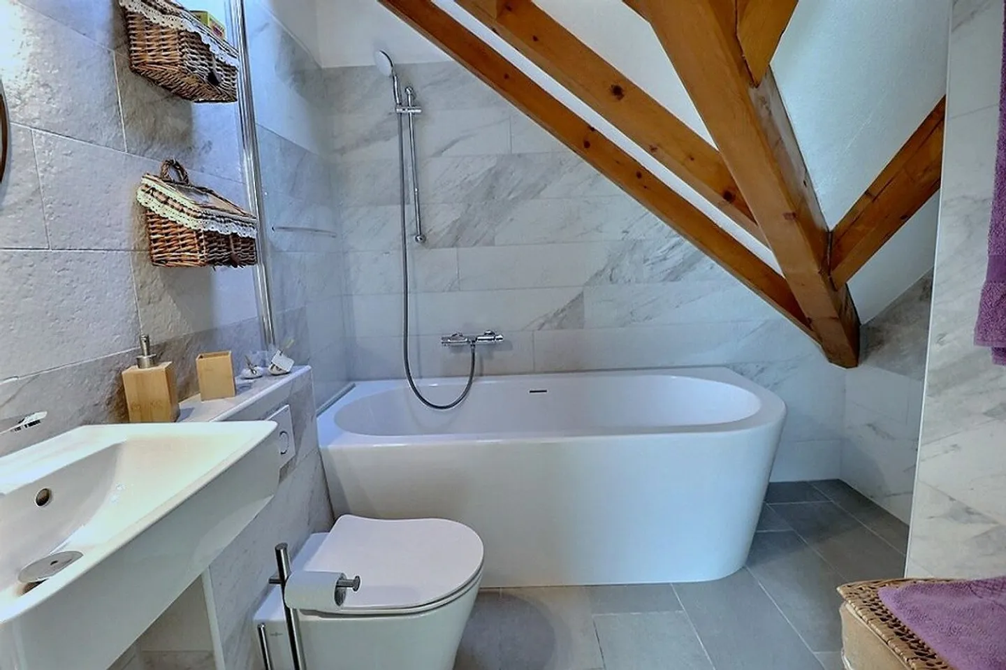 A must-see! Charming renovated villa set on a magnificent plot, quiet and with panoramic views of the lake and the Alps. - Photo 4 of 8