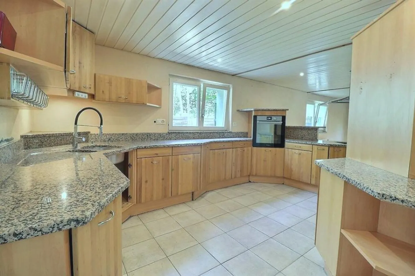 Bella villa, spazi belli, 5 camere, quartiere tranquillo. - Foto 2 di 5