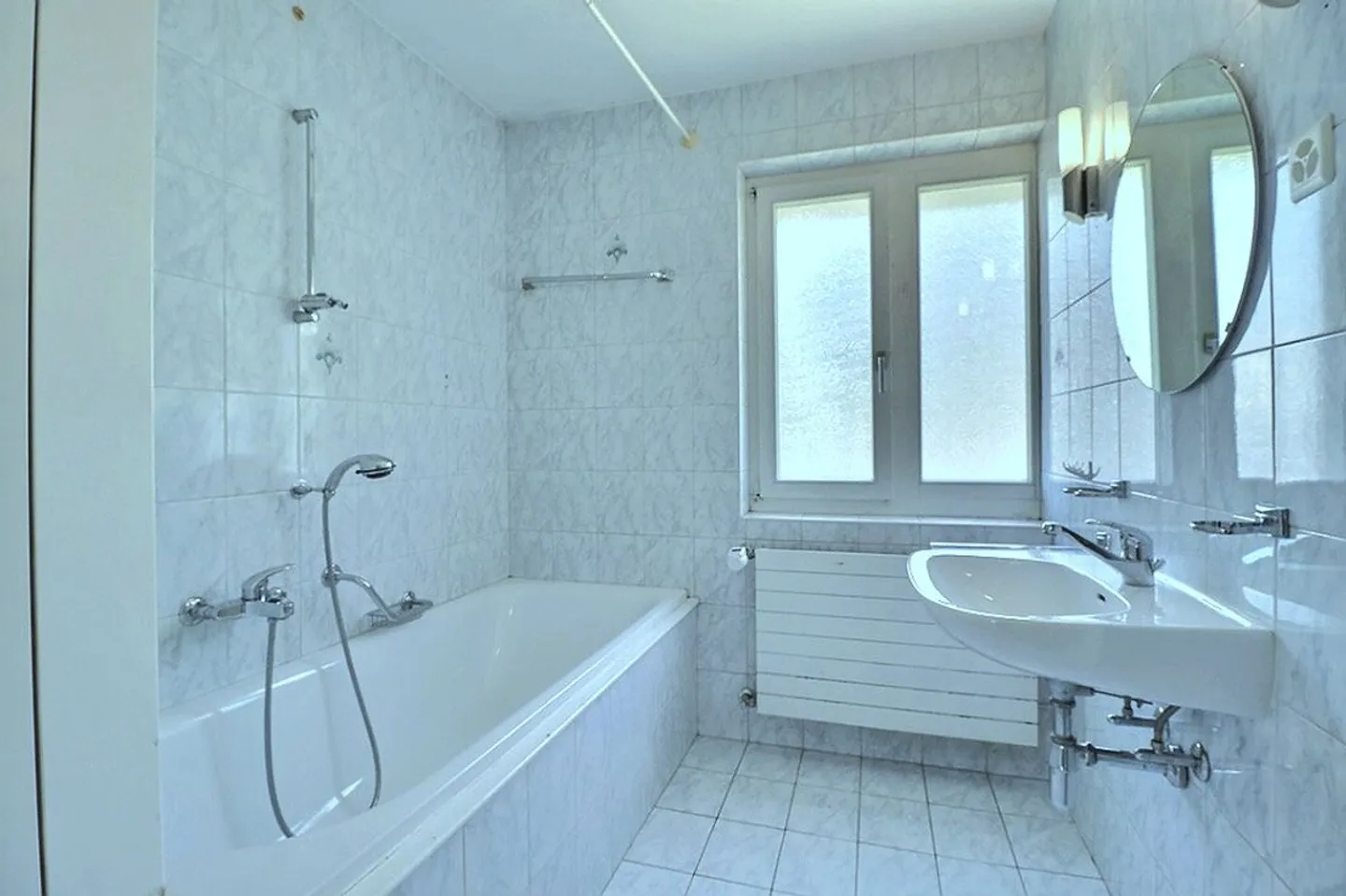 Bella villa, spazi belli, 5 camere, quartiere tranquillo. - Foto 4 di 5