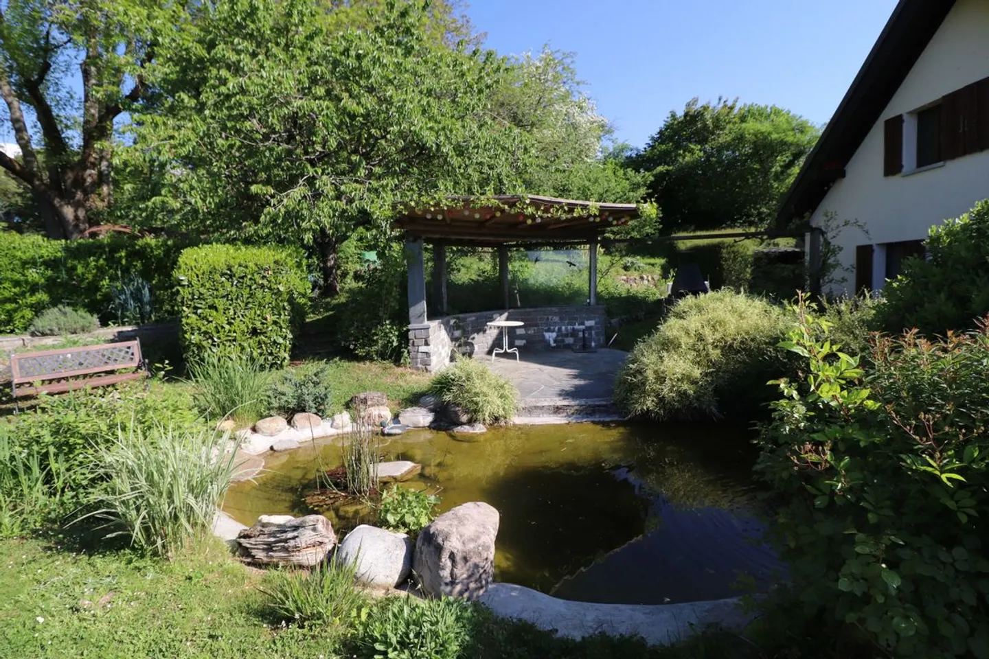 Unbedingt zu entdecken! Charmante renovierte Villa auf einem wunderschönen Grundstück, ruhig und mit Panoramablick auf den See und die Alpen. - Foto 7 von 8