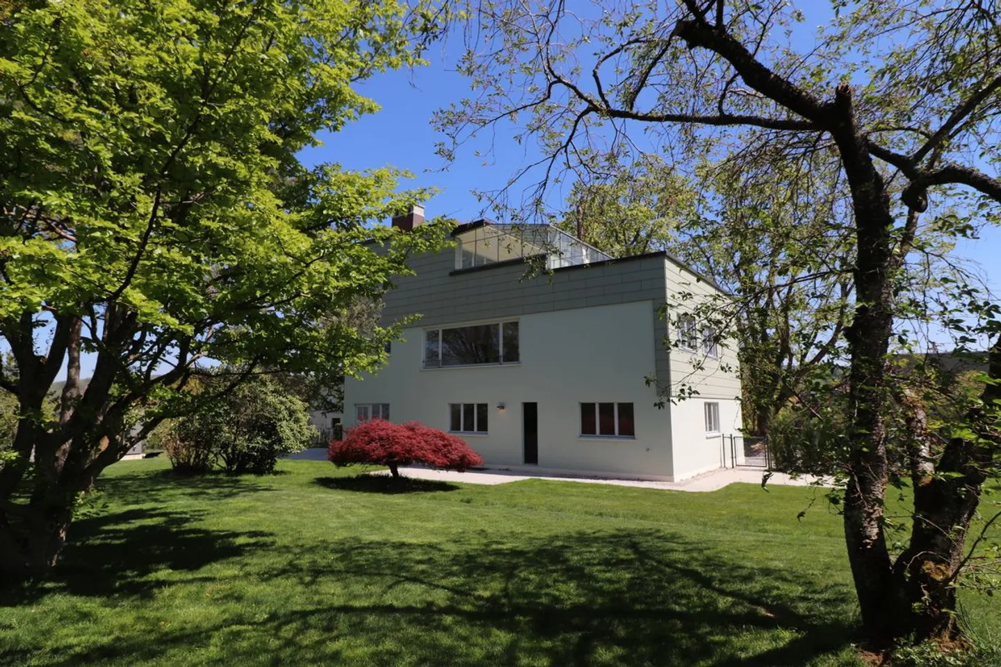 9 Minuten von Echallens entfernt, seltenes und außergewöhnliches Architektenhaus im Le Corbusier-Stil, komplett renoviert, große Volumen, wunderschöner Park - Foto 1 von 9