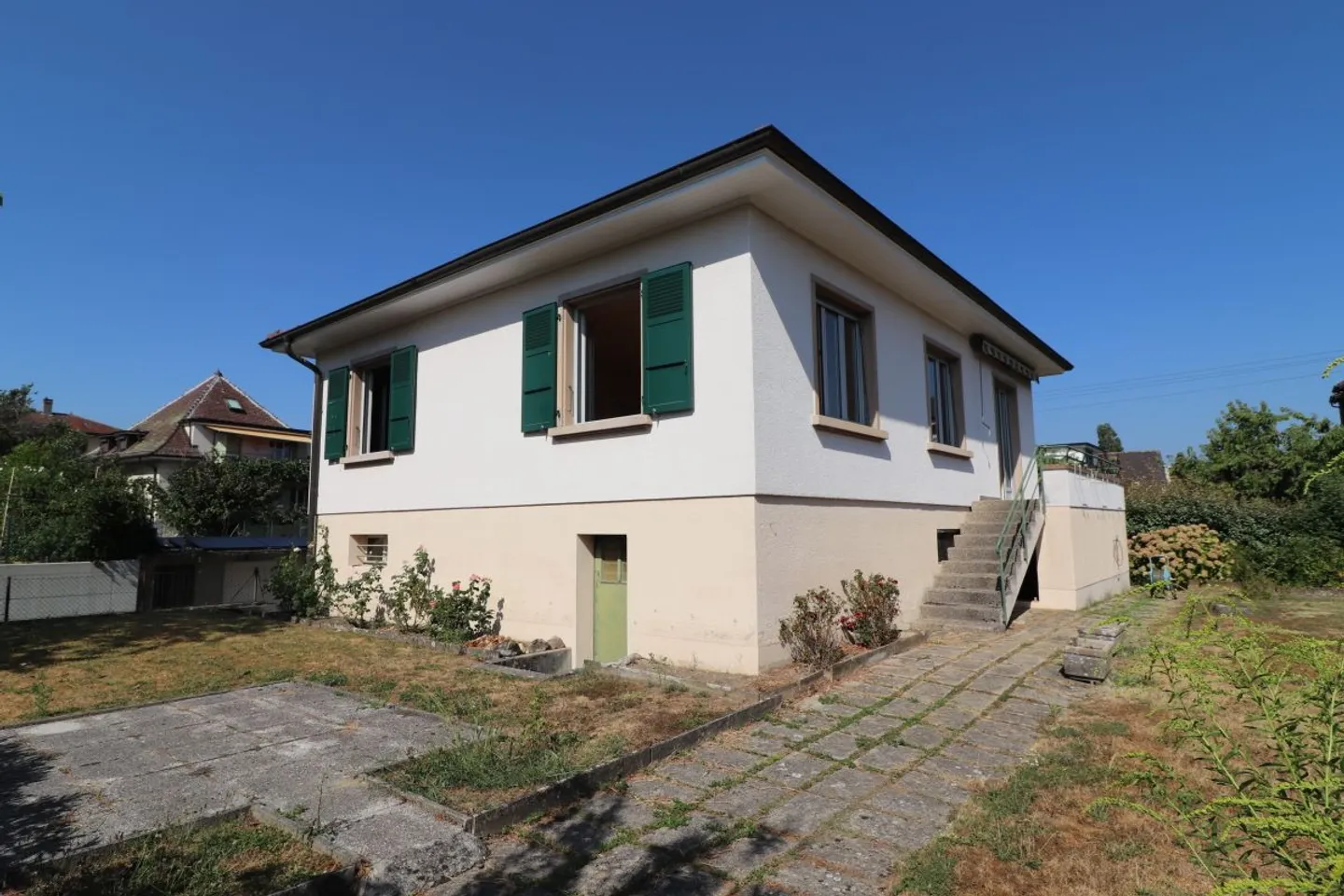 Exclusive! Opportunity not to be missed! Charming south-facing villa with a pleasant garden, in a very quiet neighborhood. - Photo 1 of 6