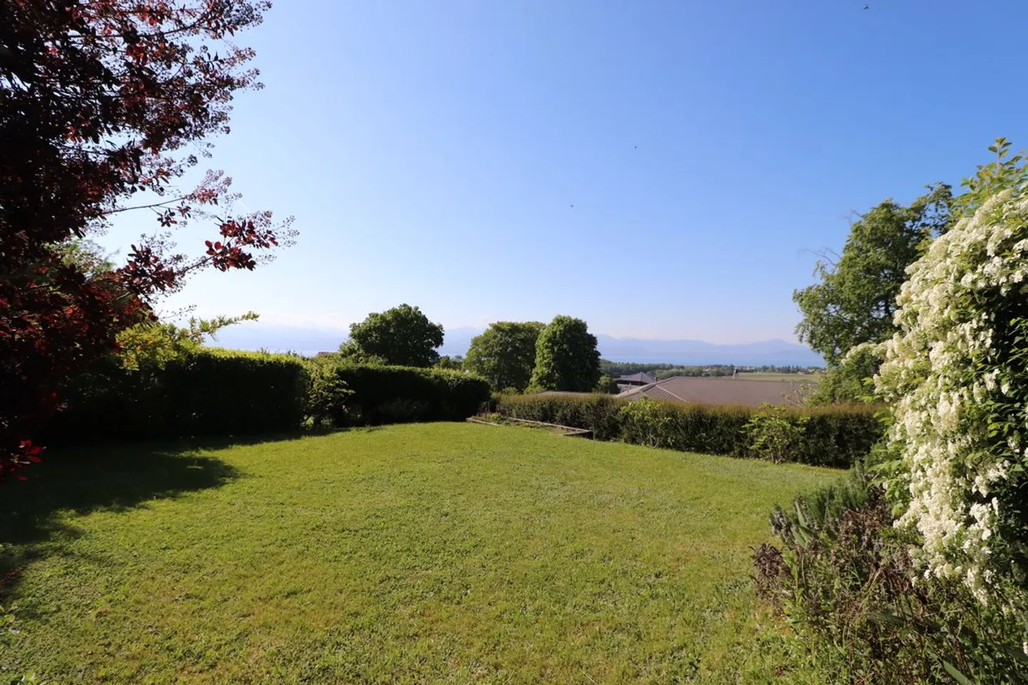 Unbedingt zu entdecken! Charmante renovierte Villa auf einem wunderschönen Grundstück, ruhig und mit Panoramablick auf den See und die Alpen. - Foto 8 von 8