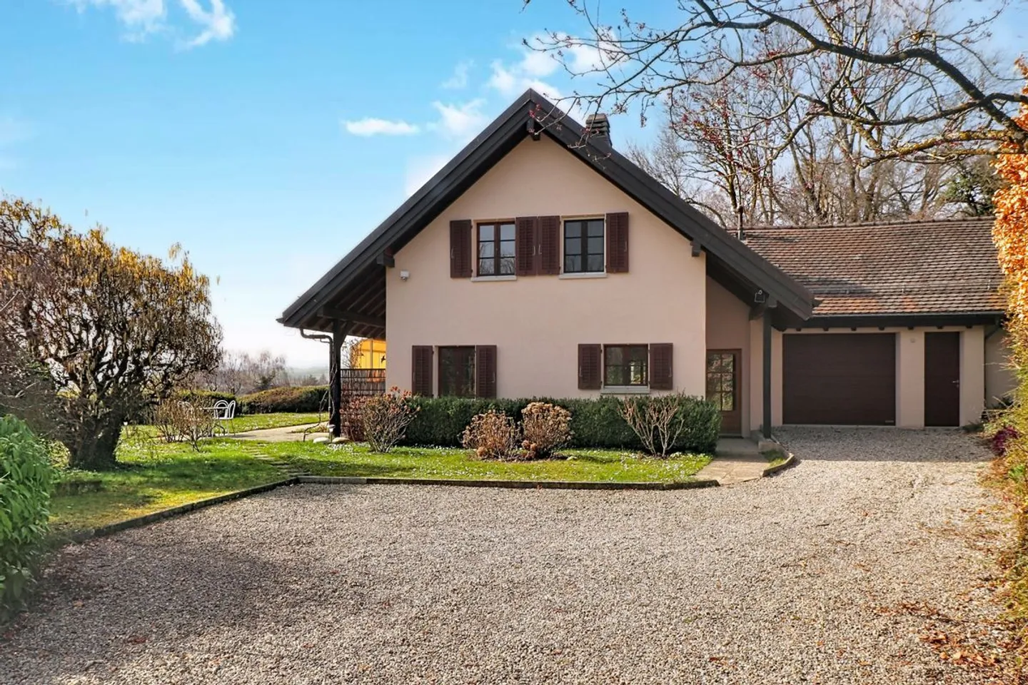 Unbedingt zu entdecken! Charmante renovierte Villa auf einem wunderschönen Grundstück, ruhig und mit Panoramablick auf den See und die Alpen. - Foto 1 von 8