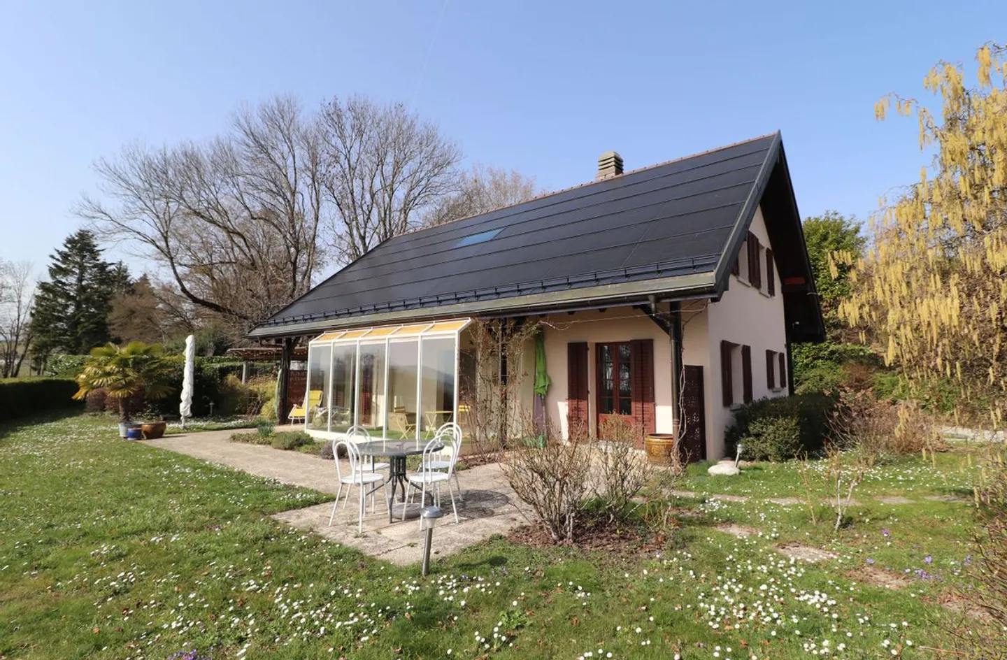 A must-see! Charming renovated villa set on a magnificent plot, quiet and with panoramic views of the lake and the Alps. - Photo 1 of 8