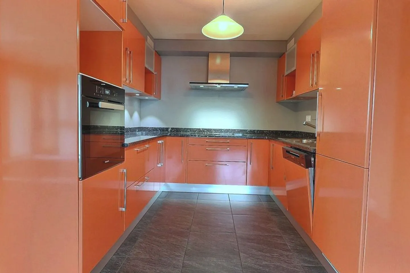 Schöne und geräumige Wohnung, hochwertige Ausstattungen, zwei Terrassen, Möglichkeit, ein drittes Schlafzimmer zu schaffen. - Foto 3 von 8