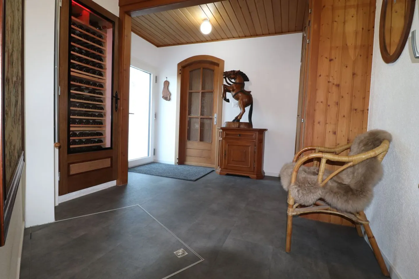 Très jolie villa entièrement rénovée offrant une vue panoramique sur le lac  - Photo 7 sur 7