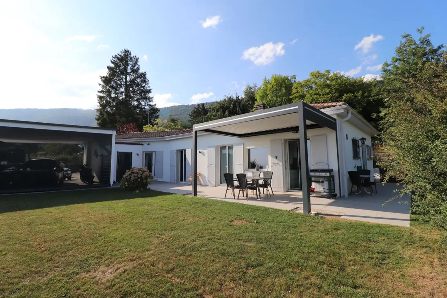 Très jolie villa entièrement rénovée offrant une vue panoramique sur le lac  - Photo 1 sur 7