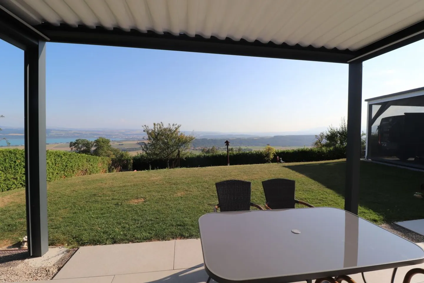 Très jolie villa entièrement rénovée offrant une vue panoramique sur le lac  - Photo 3 sur 7