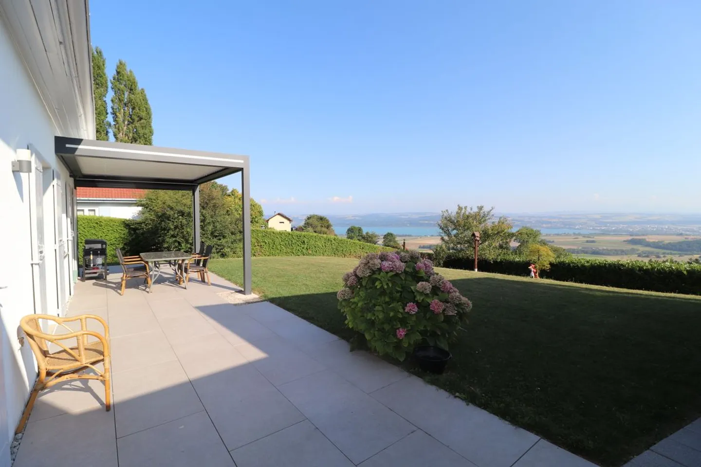 Très jolie villa entièrement rénovée offrant une vue panoramique sur le lac  - Photo 2 sur 7