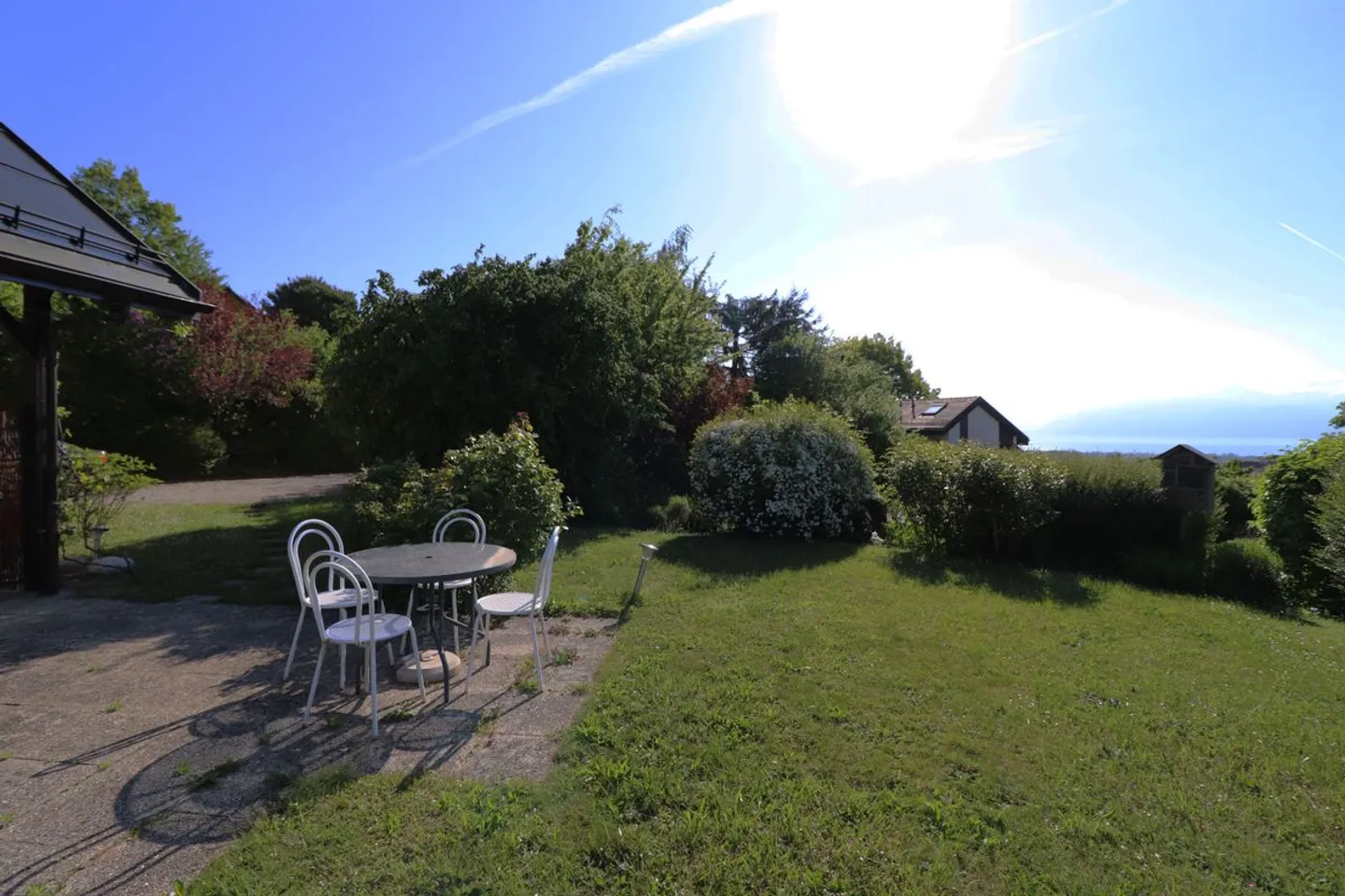 Unbedingt zu entdecken! Charmante renovierte Villa auf einem wunderschönen Grundstück, ruhig und mit Panoramablick auf den See und die Alpen. - Foto 1 von 8