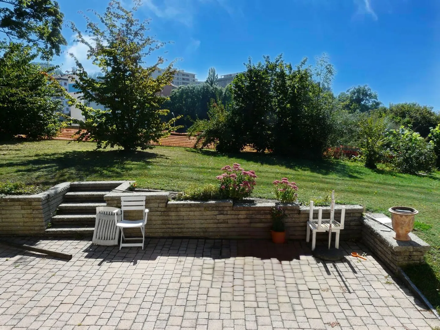 A stone's throw from the center of Prilly, master house, two apartments including one with 7.5 rooms and space for an independent office. - Photo 3 of 6