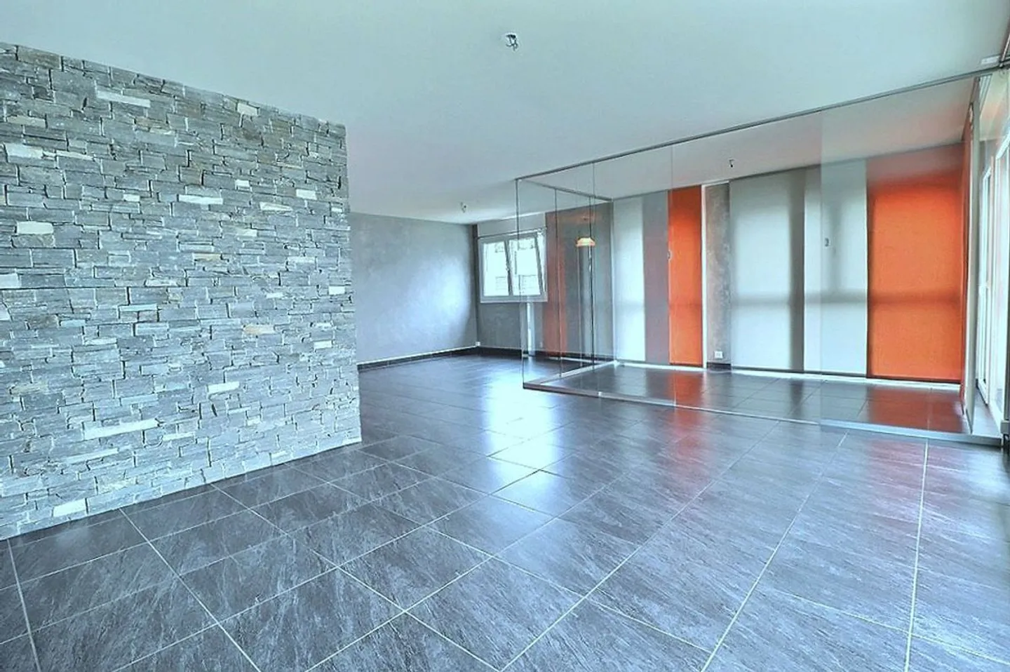 Schöne und geräumige Wohnung, hochwertige Ausstattungen, zwei Terrassen, Möglichkeit, ein drittes Schlafzimmer zu schaffen. - Foto 1 von 8