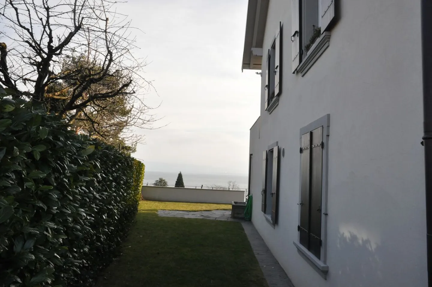 ZU VERMIETEN - BUCHILLON 2,5-Zimmer-Wohnung mit Garten und atemberaubendem Blick - Foto 2 von 5