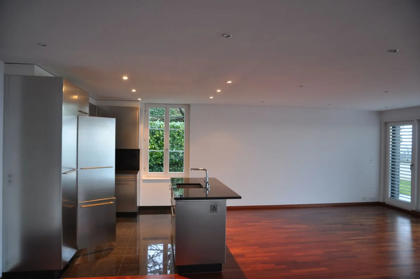 ZU VERMIETEN - BUCHILLON 2,5-Zimmer-Wohnung mit Garten und atemberaubendem Blick - Foto 3 von 5