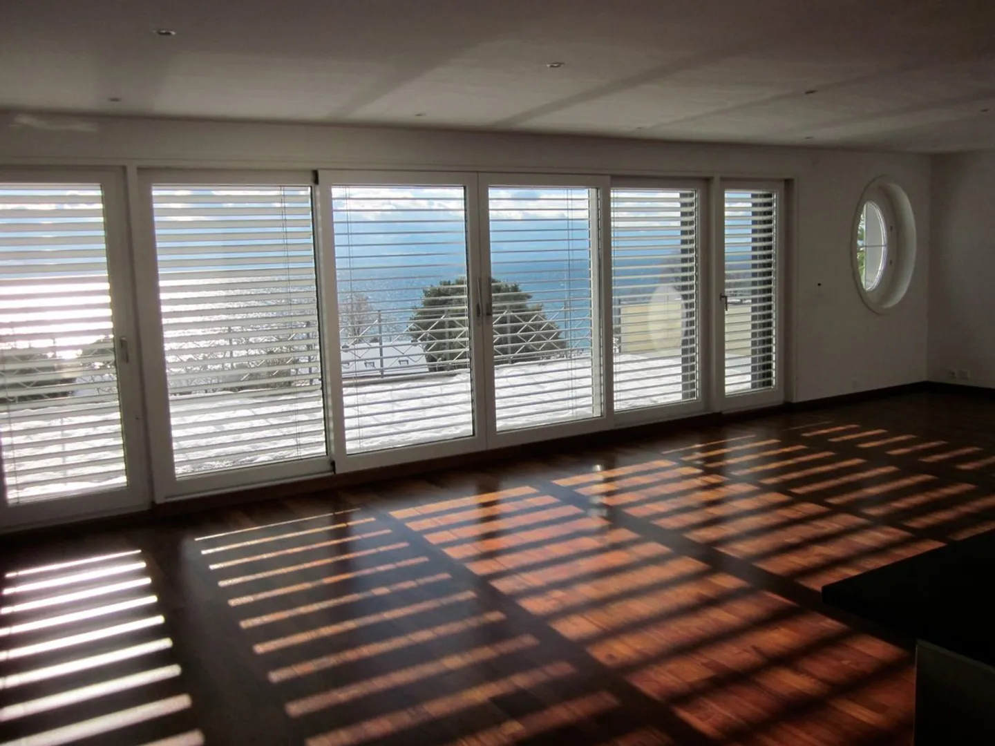 ZU VERMIETEN - BUCHILLON 2,5-Zimmer-Wohnung mit Garten und atemberaubendem Blick - Foto 4 von 5