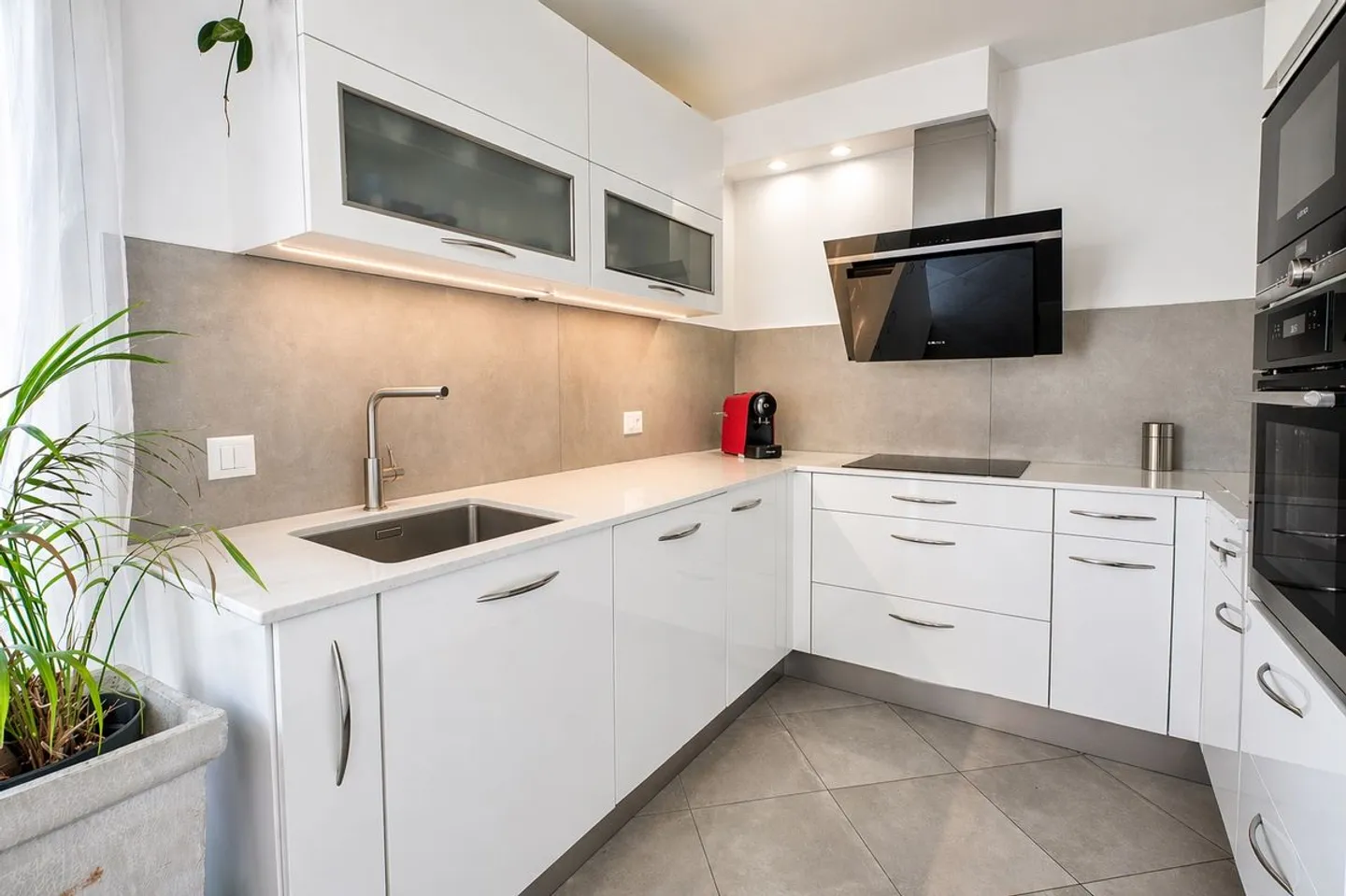 Very Beautiful Villa with Gable and Large Garden - Photo 4 of 10