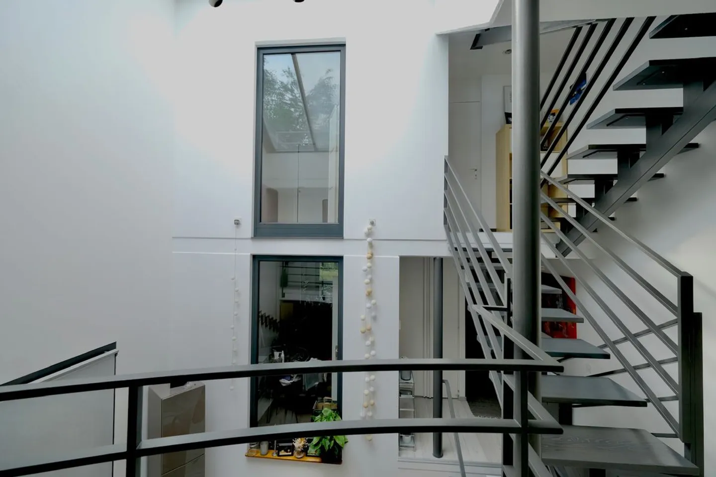 MOLTO BELLA VILLA CONTEMPORANEA CON VISTA LAGO IN ZONA TRANQUILLA - Foto 8 di 12