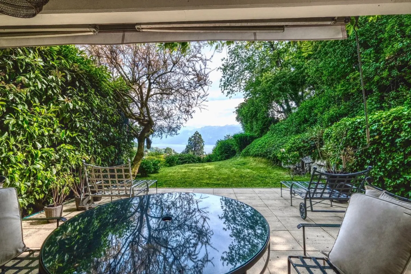 MOLTO BELLA VILLA CONTEMPORANEA CON VISTA LAGO IN ZONA TRANQUILLA - Foto 2 di 12