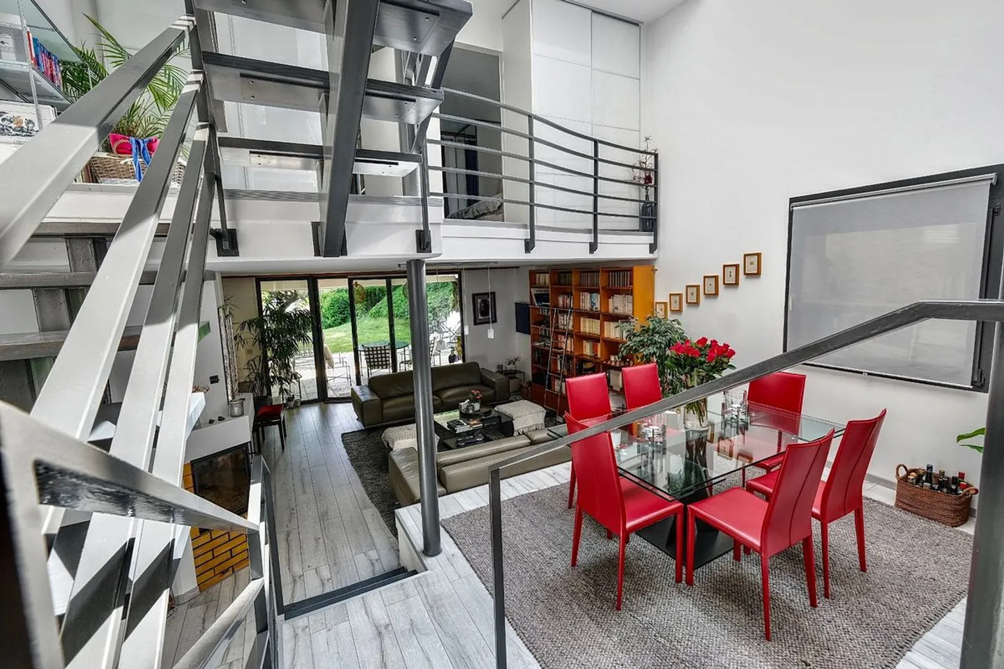 MOLTO BELLA VILLA CONTEMPORANEA CON VISTA LAGO IN ZONA TRANQUILLA - Foto 4 di 12