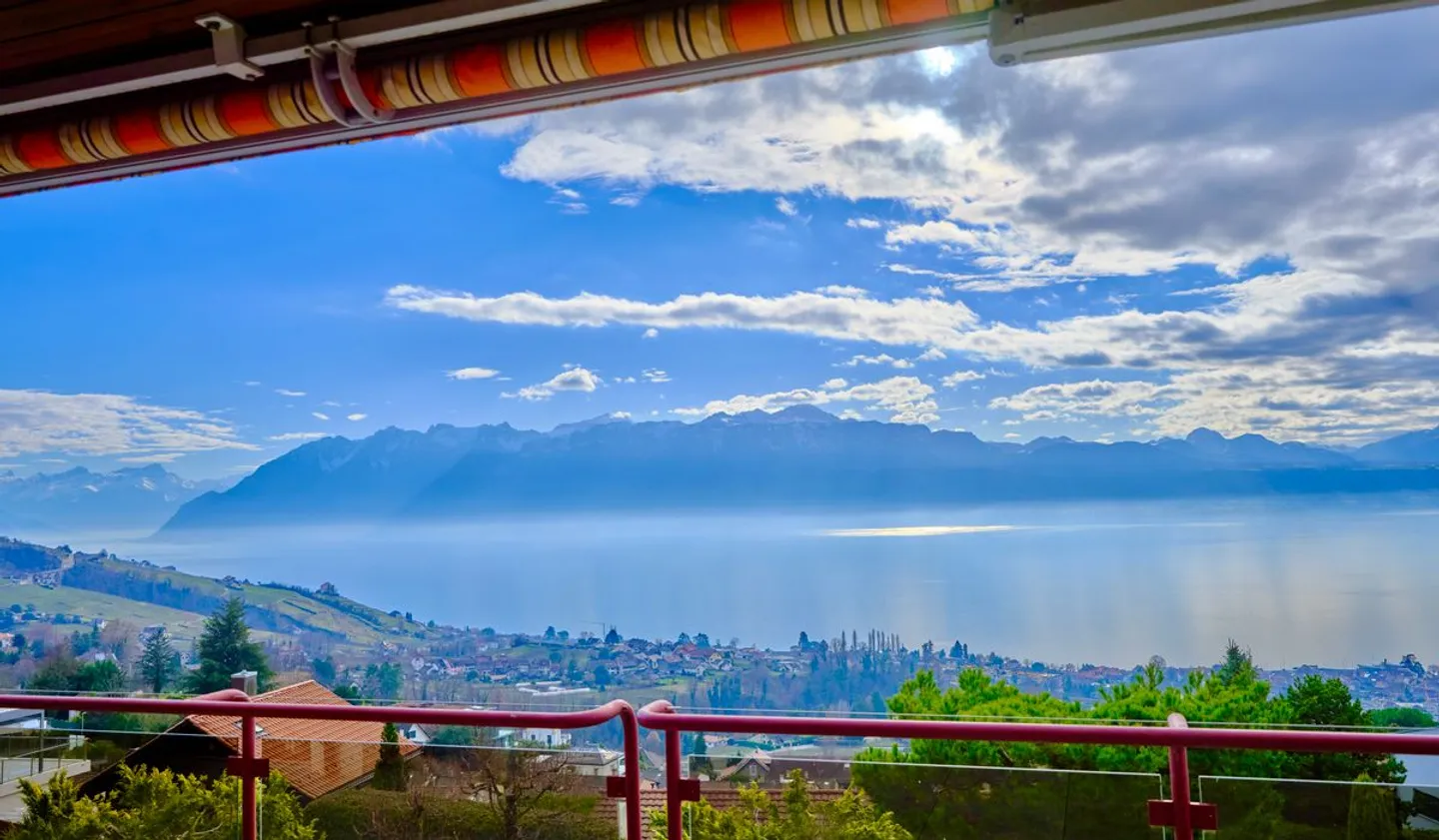 Duplex with Breathtaking View of the Lake in a Quiet Area - Photo 1 of 13