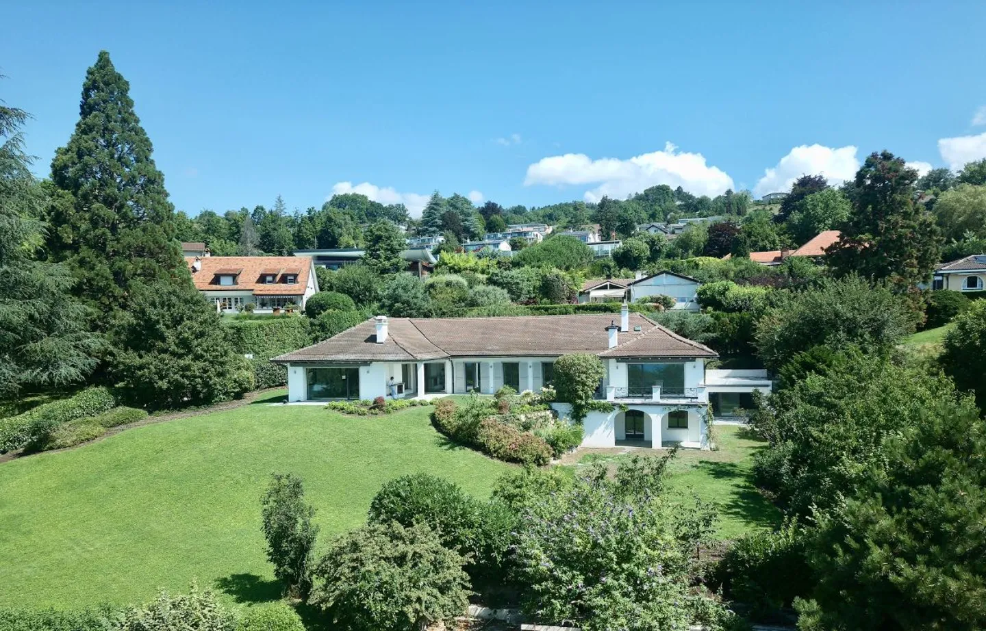 Außergewöhnliche Villa mit Panoramablick auf den See - Foto 1 von 6
