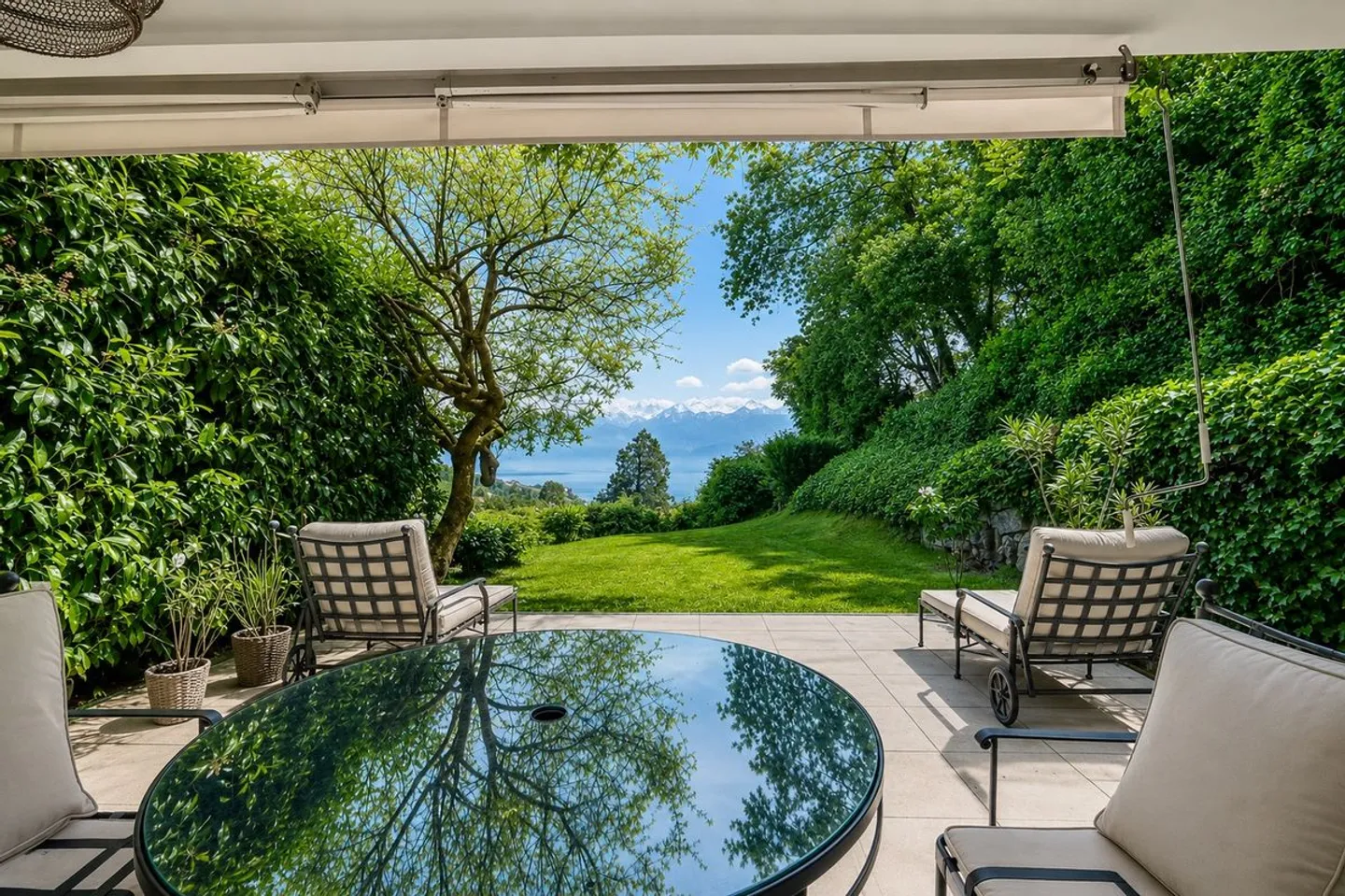 Charming Townhouse with Lake View - Photo 3 of 12