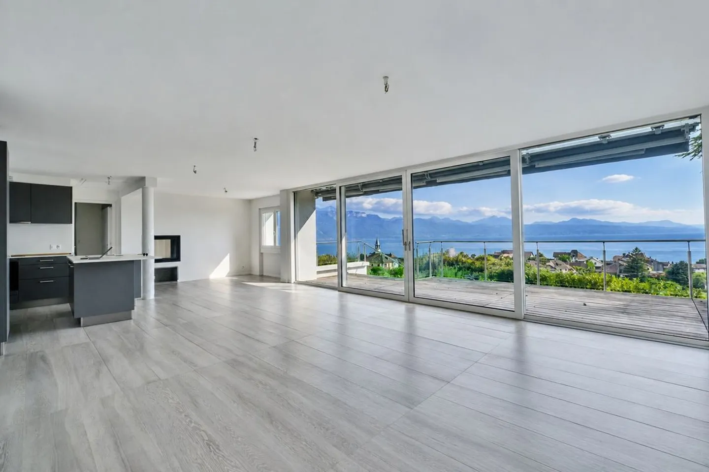Architect-designed Villa in the Midst of the Vines with Spectacular Lake View - Photo 4 of 12