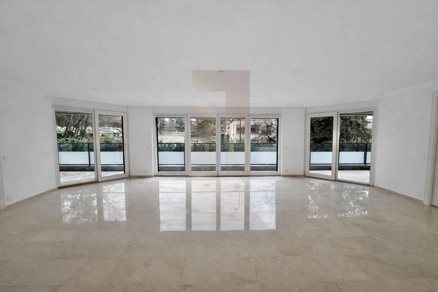 Superb apartment just steps from the city center - Photo 6 of 13