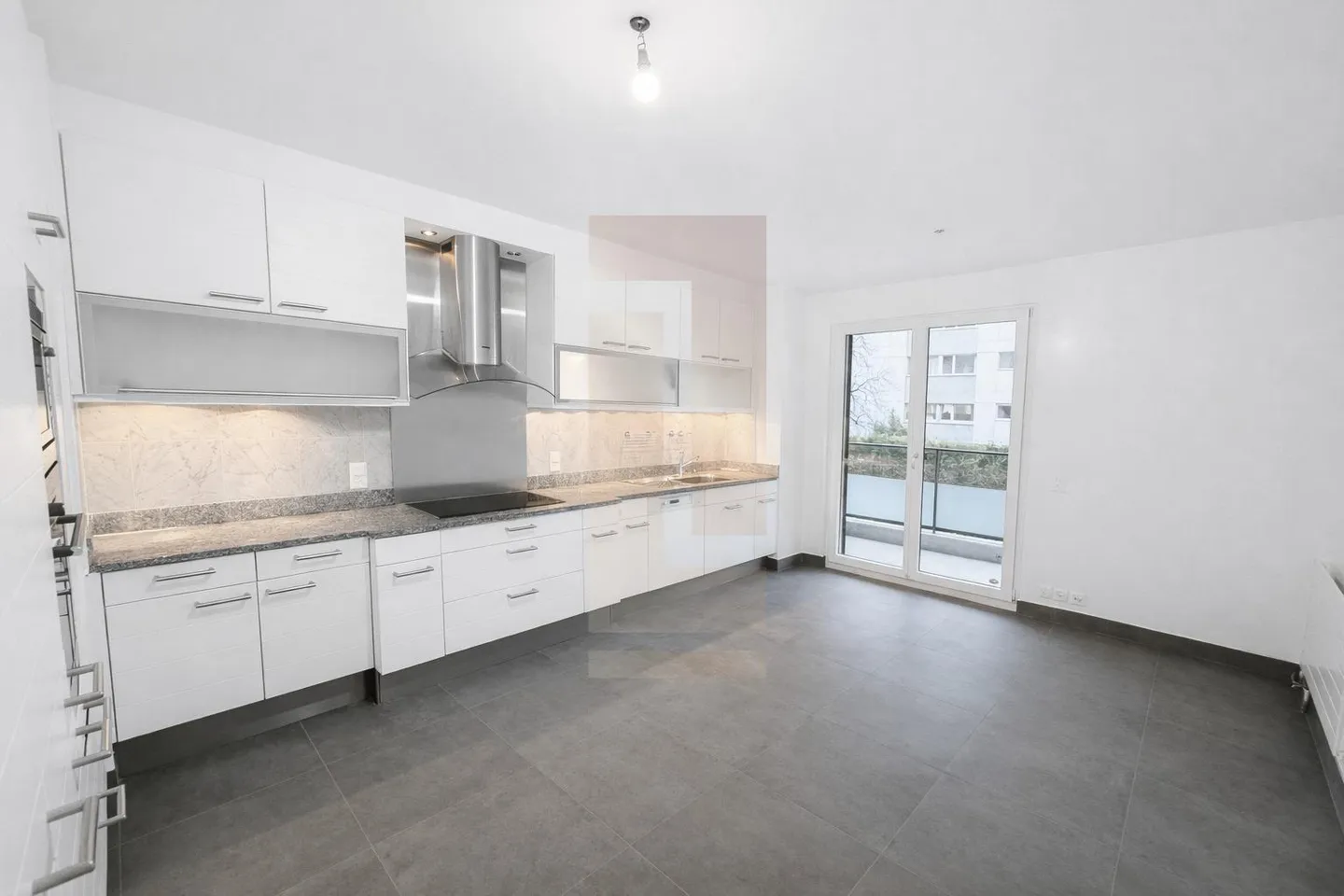 Superb apartment just steps from the city center - Photo 3 of 13