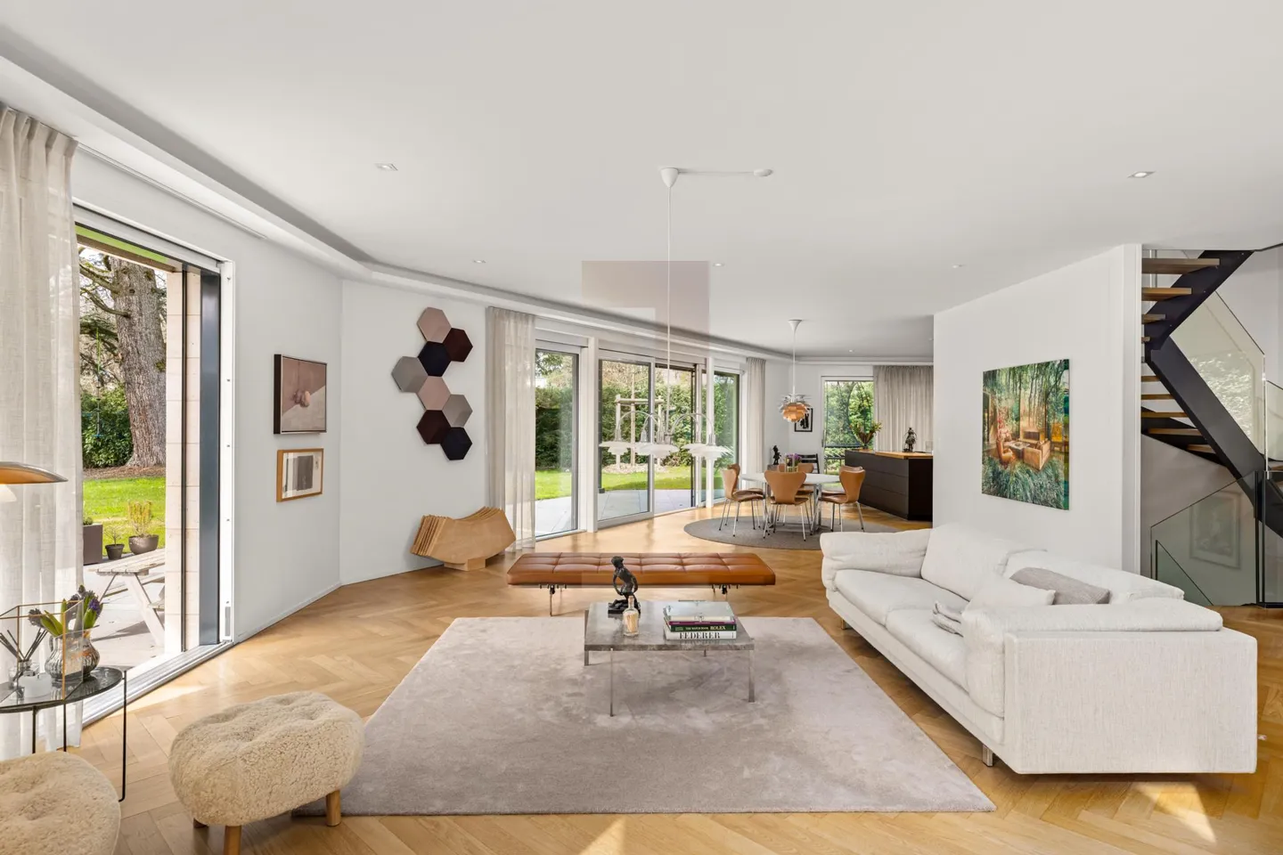 Villa contemporanea con piscina - Foto 4 di 13