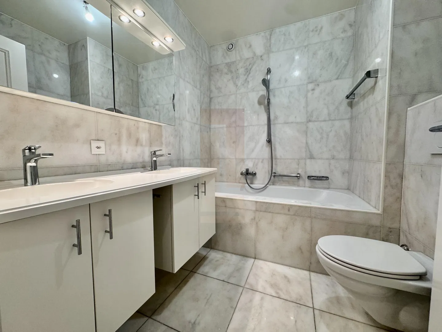 Superb apartment just steps from the city center - Photo 13 of 13