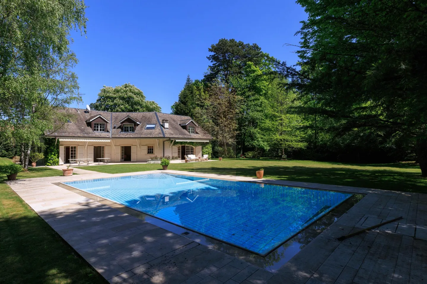 Sublime classic house on the edge of the Golf of Cologny - Photo 8 of 8