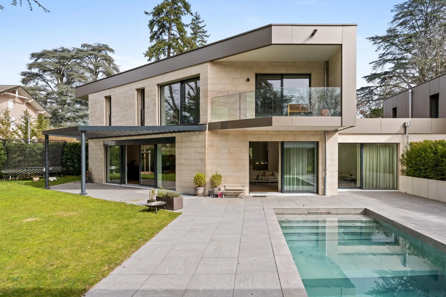 Villa contemporanea con piscina - Foto 1 di 13