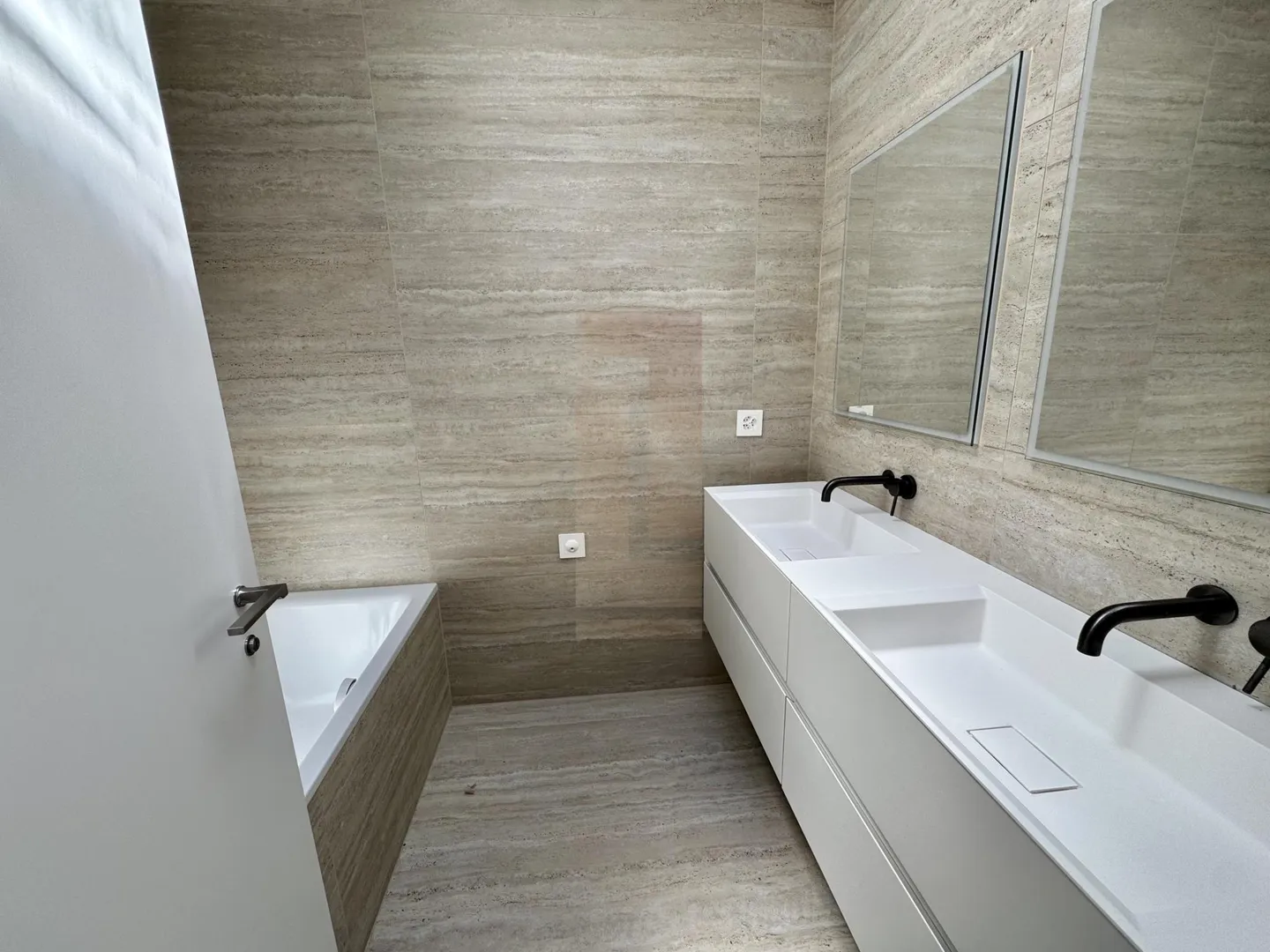 Villa contemporanea con piscina - Foto 10 di 13