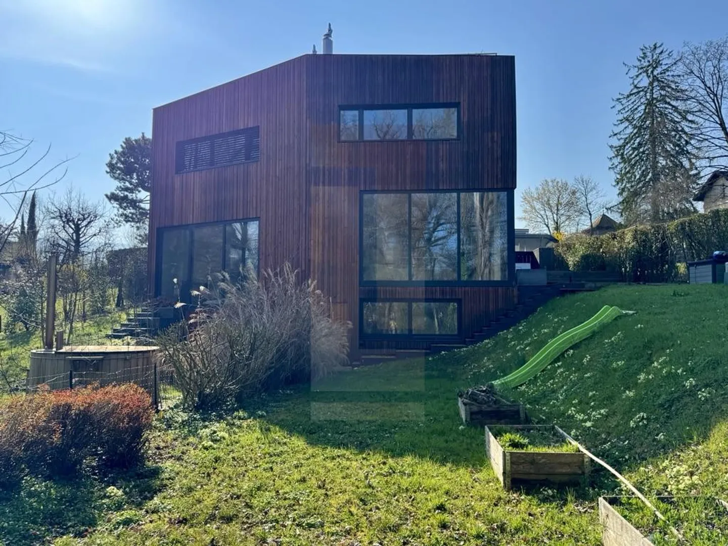 Belle villa familiale contemporaine avec jardin - Foto 1 di 13