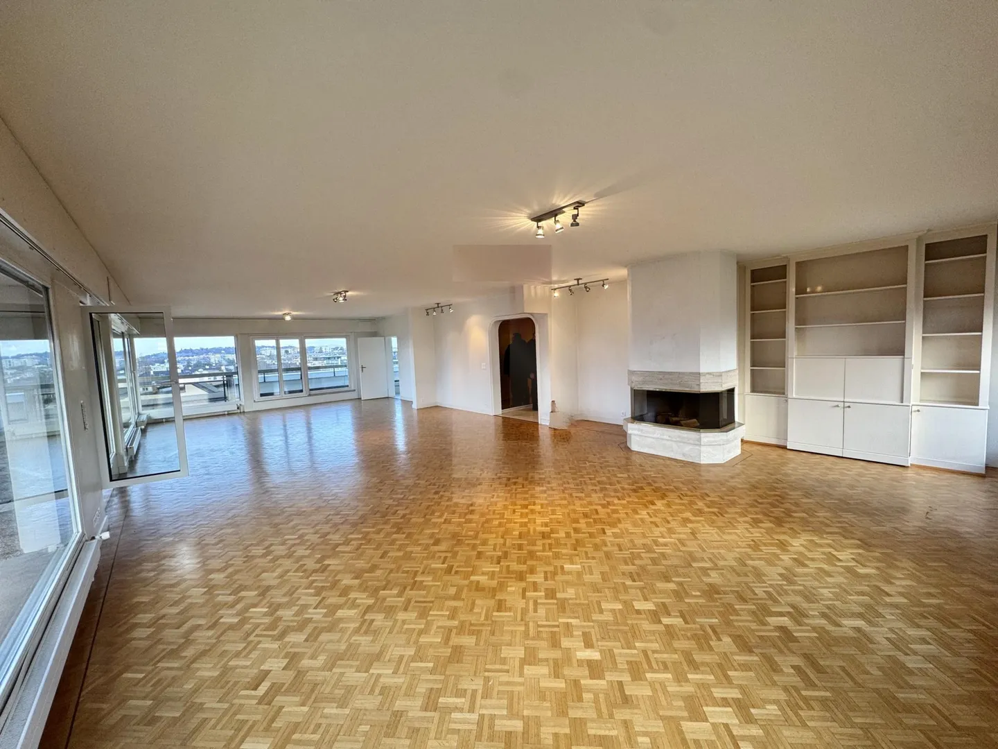 Schönes Penthouse mit Terrasse und 180-Grad-Blick - Foto 1 von 13