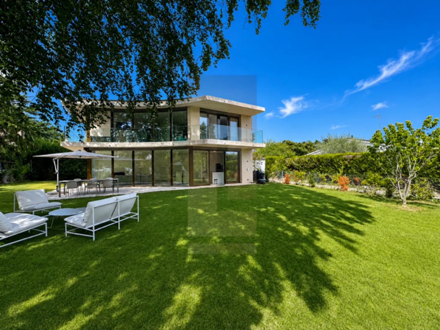 Villa contemporaine avec jardin - Photo 1 sur 13