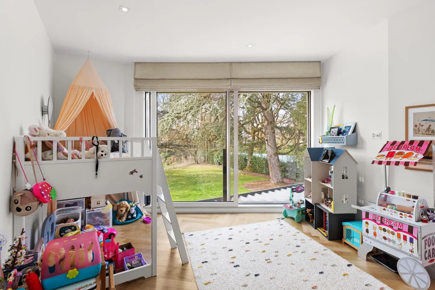 Villa contemporanea con piscina - Foto 9 di 13