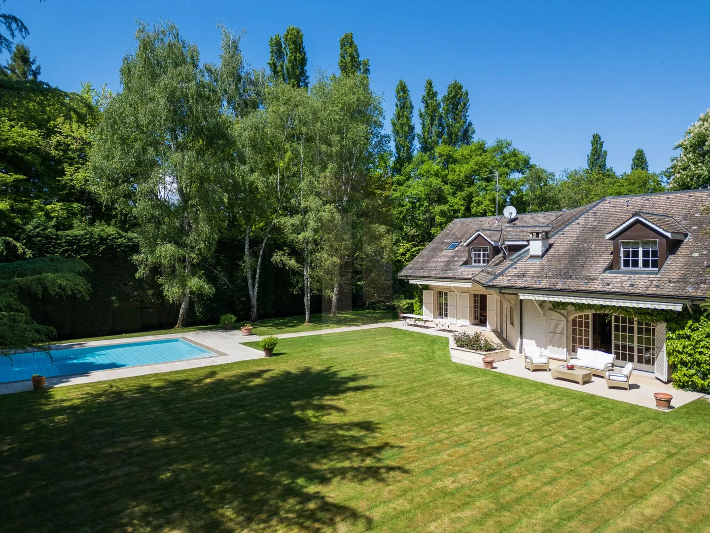 Sublime classic house on the edge of the Golf of Cologny - Photo 1 of 8