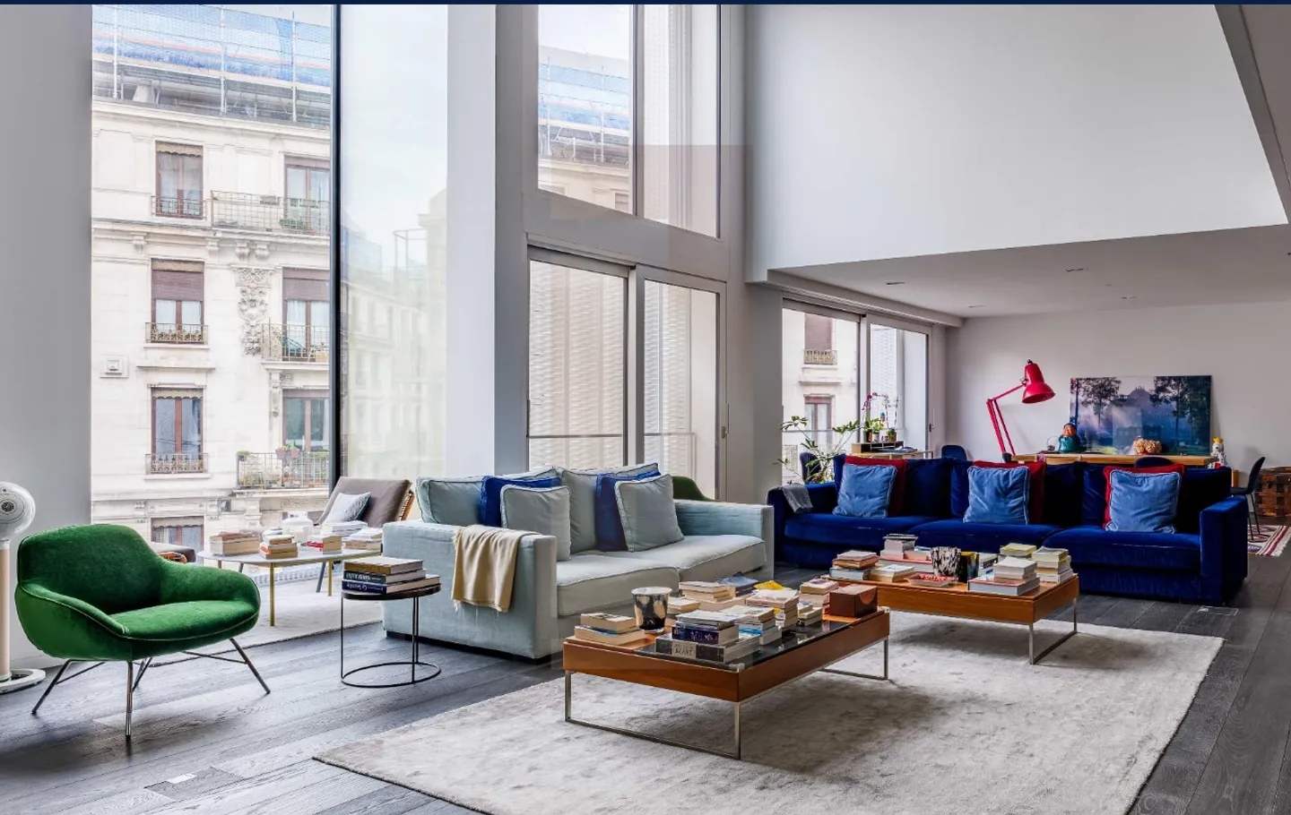 Elegant contemporary duplex with double height and hotel services - Photo 2 of 10