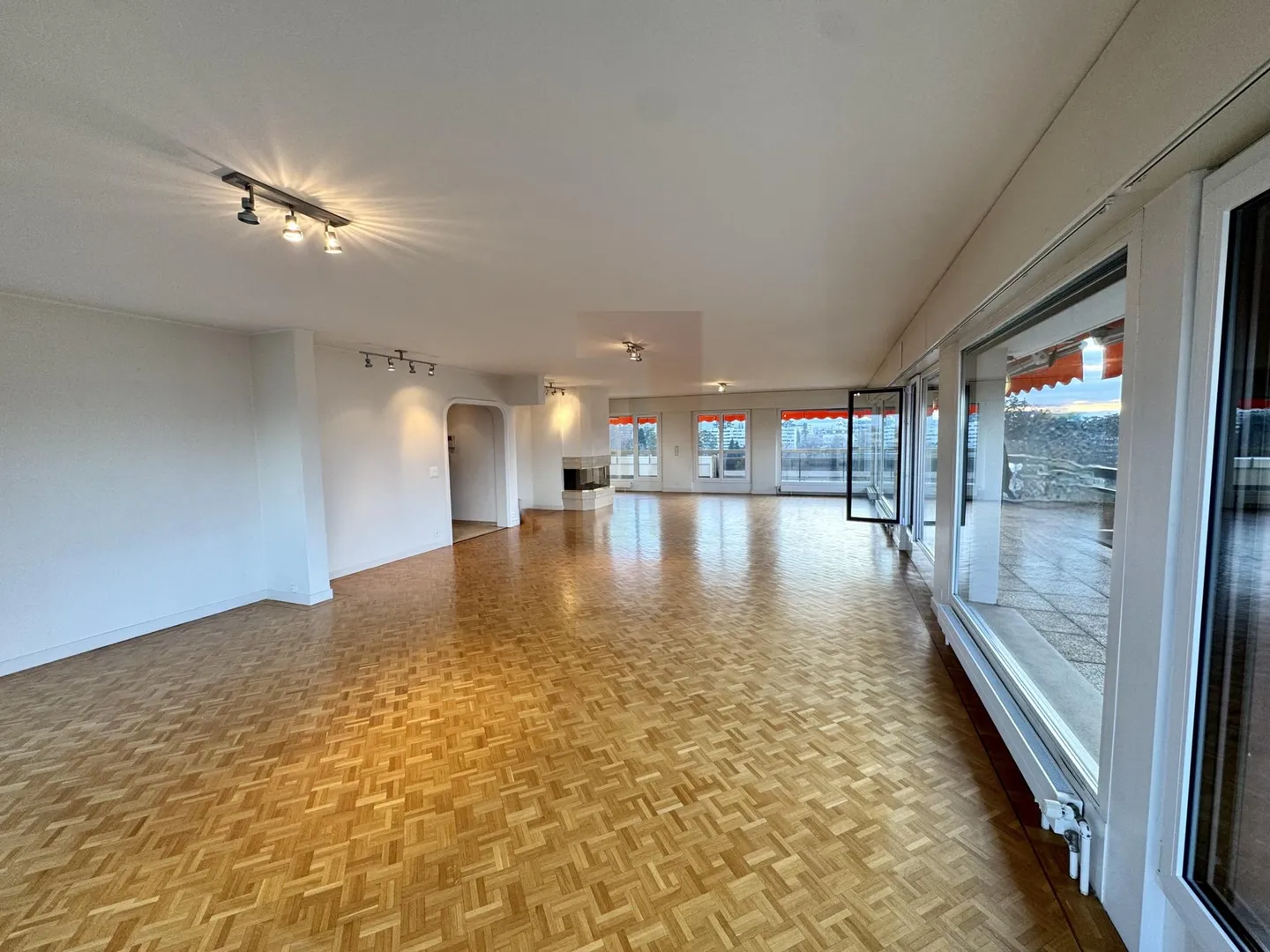 Schönes Penthouse mit Terrasse und 180-Grad-Blick - Foto 4 von 13