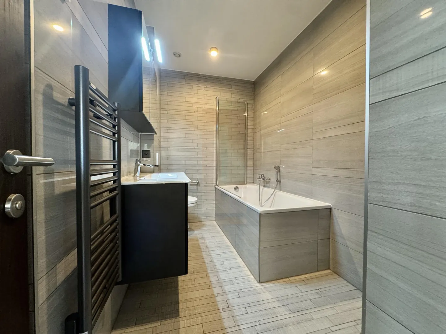 Bel appartement moderne proche du centre - Photo 8 sur 9