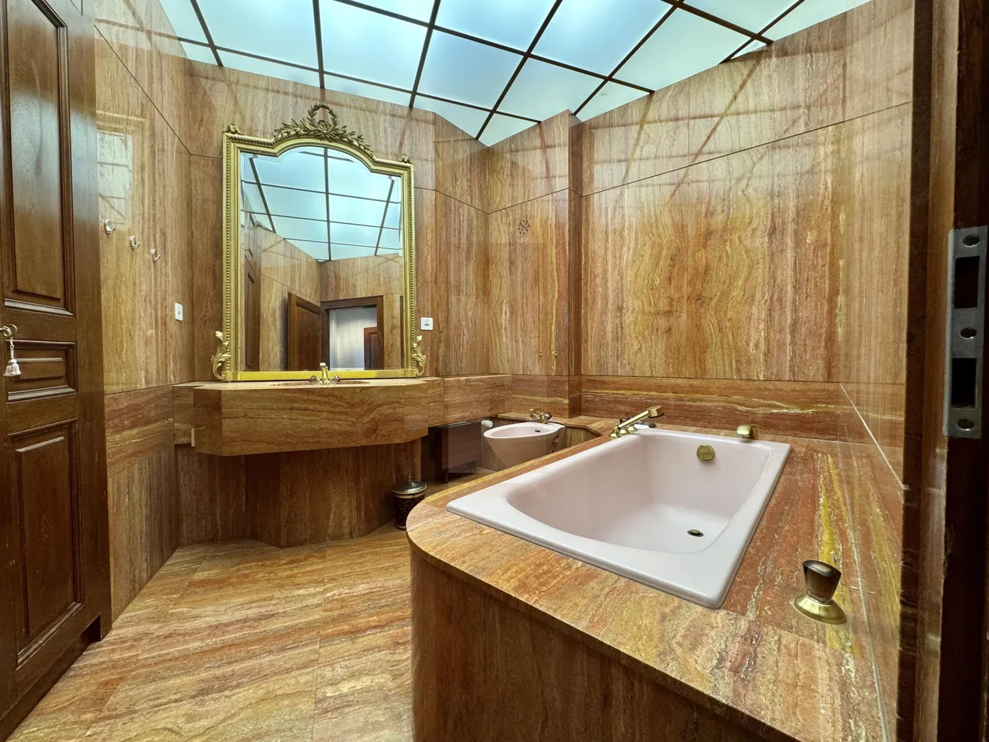 Superb apartment with private terrace - Photo 10 of 12